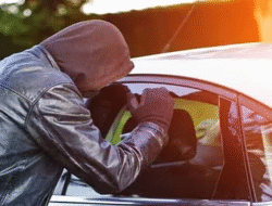 रत्नागिरी : मिरकरवाडा येथे कारची काच फोडून दहा लाखांची रोकड लांबविली