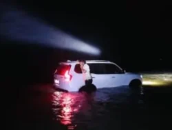 गुहागर : भरतीत पर्यटकांची स्कॉर्पिओ अडकली