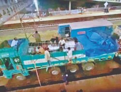 खेड : रो-रो मालगाडीच्या ट्रकवरील लोड सरकला