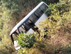 रत्नागिरी : मिनी बस दरीत कोसळून अपघात एकाचा मृत्यू, 10 जखमी