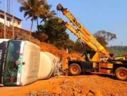 रत्नागिरी : हातखंबा घाटात सिमेंटचा टँकर उलटला, मुंबई-गोवा महामार्गावर वाहतुकीचा खोळंबा