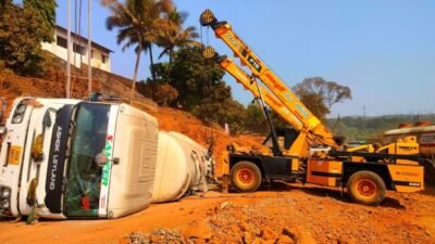 रत्नागिरी : हातखंबा घाटात सिमेंटचा टँकर उलटला, मुंबई-गोवा महामार्गावर वाहतुकीचा खोळंबा