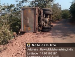 दापोली : मांदिवली रस्त्यावर पुन्हा अपघात, ओव्हरलोड बॉक्साइट डम्पर पलटी