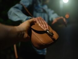 चिपळूण : एसटी बसमध्ये चढताना महिलेच्या सॅकमधून ५ लाखांची रोकड लंपास