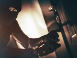 मंडणगड : मालकीण आजारपणामुळे मुंबईला, ड्रायव्हरनेच कारखान्यावर मारला डल्ला