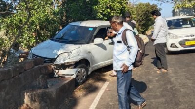 रत्नागिरी–करबुडे मार्गावर कारचा अपघात