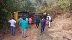 संगमेश्वर : फुणगूस येथे शालेय सहल बस अपघात