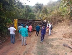 संगमेश्वर : फुणगूस येथे शालेय सहल बस अपघात