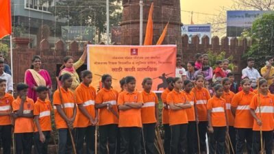 दापोली : शौर्य, संस्कार आणि शिवभक्तीची उज्ज्वल परंपरा, लोकमान्य टिळक विद्यामंदिरच्या विद्यार्थ्यांचे दमदार लाठी-काठी प्रात्यक्षिक