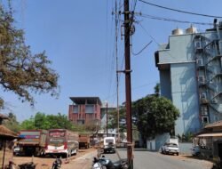 दापोली : रस्त्यात पोल की रस्ता बाहेर? दापोलीकर विचारतायात – ‘वाह क्या कारीगरी है! किसने बनाया ये मुजस्समा?