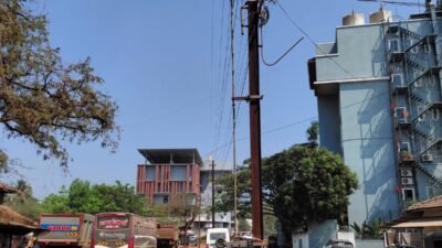 दापोली : रस्त्यात पोल की रस्ता बाहेर? दापोलीकर विचारतायात – ‘वाह क्या कारीगरी है! किसने बनाया ये मुजस्समा?