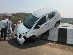 खेड : मुंबई-गोवा महामार्गावर कार थेट जगबुडीच्या कठड्यावर, चालक थोडक्यात बचावला