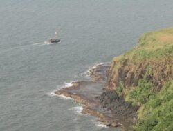 गुहागर : अंजनवेल समुद्रात पकडलेल्या दोन नौकांना 8 लाख 27 हजारांचा दंड, नौका दाभोळ बंदरात