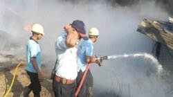 चिपळूण : नागावे नदीकाठी प्लास्टिक साठ्याला भीषण आग; संपूर्ण इमारत भस्मसात, सहा कामगार बचावले