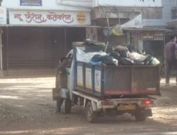 दापोली : कचरा गाड्यांतून रस्त्यावर सांडतोय कचरा, कचरा गाड्यांची ओव्हरलोड वाहतूक; रस्ते होतायत घाणनगरपंचायतीने तातडीने उपाययोजना करण्याची नागरिकांची मागणी