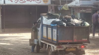 दापोली : कचरा गाड्यांतून रस्त्यावर सांडतोय कचरा, कचरा गाड्यांची ओव्हरलोड वाहतूक; रस्ते होतायत घाणनगरपंचायतीने तातडीने उपाययोजना करण्याची नागरिकांची मागणी