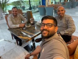 दापोलीकरांची माणुसकी दुबईत, दापोलीकर ही केवळ ओळख नाही, तर माणुसकीची परंपरा, दुबईत अडकलेल्या अक्षय फाटक यांची साजिद कागदी आणि रहीमान चिपळूणकर यांनी भेट घेऊन दिला दिलासा