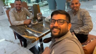 दापोलीकरांची माणुसकी दुबईत, दापोलीकर ही केवळ ओळख नाही, तर माणुसकीची परंपरा, दुबईत अडकलेल्या अक्षय फाटक यांची साजिद कागदी आणि रहीमान चिपळूणकर यांनी भेट घेऊन दिला दिलासा