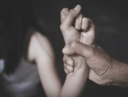 दापोली : 14 वर्षीय मुलीचा विनयभंग, मारण्याची धमकी , 65 वर्षीय किशोर चौगुले चुलत्याविरुद्ध विरारमध्ये गुन्हा दाखल