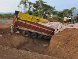रत्नागिरी : आंबा घाटात ट्रक दरीत कोसळला; चालकाचा जागीच मृत्यू