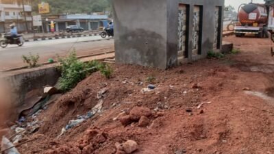 खेड : पिण्याच्या पाईपलाईनवर भराव टाकून उभारले शौचालय, नागरिकांच्या आरोग्यावर संकट