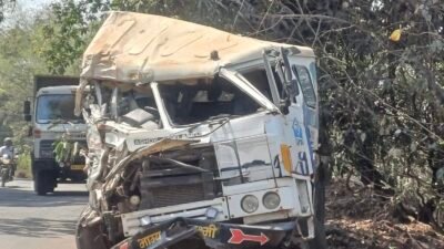 संगमेश्वर : लोवले येथे भीषण अपघात: निष्काळजीपणामुळे ट्रक दरीत कोसळला; दोघे जखमी