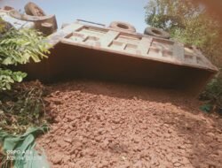 दापोली : उर्दू शाळेजवळ डंपर पलटी, बॉक्साइट वाहतुकीमुळे मांदिवलीत भीतीचे सावट