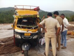 संगमेश्वर : आंबा घाटात अपघात, पेढ्यांनी भरलेली रिक्षा उलटली, चालक जखमी