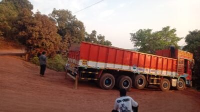 दापोली : वारंवार तक्रारींनंतरही प्रशासनाचा बॉक्साइट वाहतुकीकडे कानाडोळा, मांदिवलीतील अरुंद रस्त्यावर ट्रेलर अडकला; ग्रामस्थांमध्ये संताप