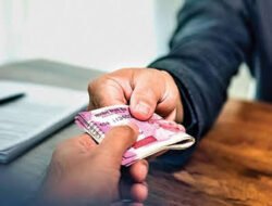 राजापूर : सातबाऱ्यावर नाव लावण्यासाठी २० हजारांची लाच; राजापुरातील दोन महिला अधिकारी एसीबीच्या जाळ्यात
