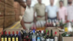 राजापूर : कोदवली फाट्यावर पोलिसांची धडक कारवाई, 13 लाखांचा गोवा बनावटीचा दारूसाठा जप्त