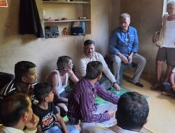 चिपळूण : वालोपे दुर्घटनेतील पीडित आग्रे कुटुंबीयांना आमदार प्रमोद जठार यांची भेट; ५० हजारांची आर्थिक मदत