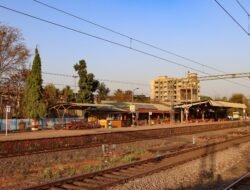 खेड : रेल्वे स्टेशन नूतनीकरणातील त्रुटी पुन्हा उघड, वादळी पावसात पत्रे उडाली