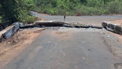 दापोली : अपघाताला झाला 1 दिवस रस्त्यावर पडलेली कमानीचा मलबा मात्र तसाच, अपघातानंतरही मलबा न हटवल्याने नागरिक संतप्त