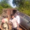 श्रीवर्धन-म्हसळा मार्गावर बॉक्साईट ट्रेलरचा भीषण अपघात, पर्यटकांचे वाहन थोडक्यात बचावले