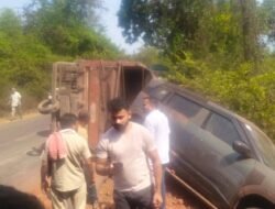 श्रीवर्धन-म्हसळा मार्गावर बॉक्साईट ट्रेलरचा भीषण अपघात, पर्यटकांचे वाहन थोडक्यात बचावले