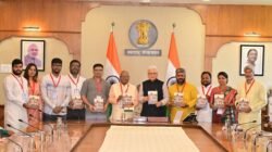 दापोली : दादा इदाते यांच्या जीवनकार्यावर आधारित पुस्तकाचे मुंबई लोकभवन येथे राज्यपाल जिष्णू देव शर्मा यांच्या हस्ते प्रकाशन, पद्मश्री दादा इदाते यांच्या जीवनकार्याचा प्रेरणादायी प्रवास इंग्रजीतून वाचकांसमोर
