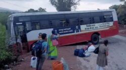 मंडणगड : महामार्गावरील निष्काळजीपणामुळे एसटीचा अपघात, ग्रामस्थांच्या तत्परतेने 18 प्रवासी बचावले