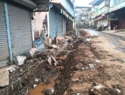 खेड : गांधी चौक, खेड येथील गटार काम रखडले, दहा दिवसांपासून नागरिकांची गैरसोय