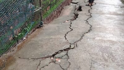 दापोली : हर्णे राणेवाडी रस्ता खचला, वाहतुकीला मोठा धोका, नागरिकांना सतर्कतेचे आवाहन