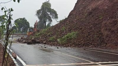 लांजा : वेरळ घाटात दरड कोसळली, मुंबई-गोवा महामार्गावर वाहतूक विस्कळीत