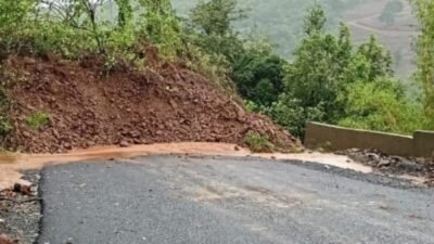 मंडणगड-म्हाप्रळ मार्गावर शेनाळेजवळ दरड कोसळली वाहतूक ठप्प, प्रवाशांचे हाल