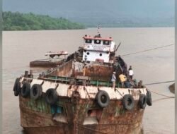 मंडणगड : आंबेत खाडीतील अडकलेल्या दोन्ही बार्ज हटवण्यात यश, म्हाप्रळ-आंबेत पुलावरील वाहतूक पुन्हा सुरू