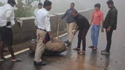 रत्नागिरी : आंबा घाटात दगड कोसळला, पोलिसांसह तासगावच्या तरुणांच्या धाडसी मदतीने टळली मोठी दुर्घटना