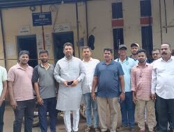 दापोली : मळे ग्रामस्थांचा महावितरण कार्यालयावर मोर्चा, तब्बल नऊ दिवस वीज नाही, दोन दिवसांत वीजपुरवठा सुरळीत न झाल्यास आंदोलनाचा इशारा