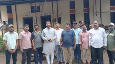 दापोली : मळे ग्रामस्थांचा महावितरण कार्यालयावर मोर्चा, तब्बल नऊ दिवस वीज नाही, दोन दिवसांत वीजपुरवठा सुरळीत न झाल्यास आंदोलनाचा इशारा