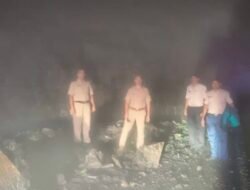 राजापूर : अनुस्कुरा घाटात मध्यरात्री दरड कोसळून वाहतूक ठप्प, पोलिसांच्या तत्परतेने दोन तासांत मार्ग मोकळा, सार्वजनिक बांधकाम विभागावर संताप