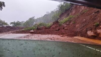 मंडणगड : तुळशी घाटात दरड कोसळली, दोन्ही बाजूंची वाहतूक बंद, वाहनचालकांना सावधगिरीचे आवाहन
