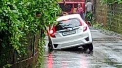 दापोली : आंजर्लेतील कोपरीआळीत सलग दुसऱ्या दिवशी अपघात, पाण्याखाली गटार असल्याने कार थेट गटारात