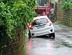दापोली : आंजर्लेतील कोपरीआळीत सलग दुसऱ्या दिवशी अपघात, पाण्याखाली गटार असल्याने कार थेट गटारात